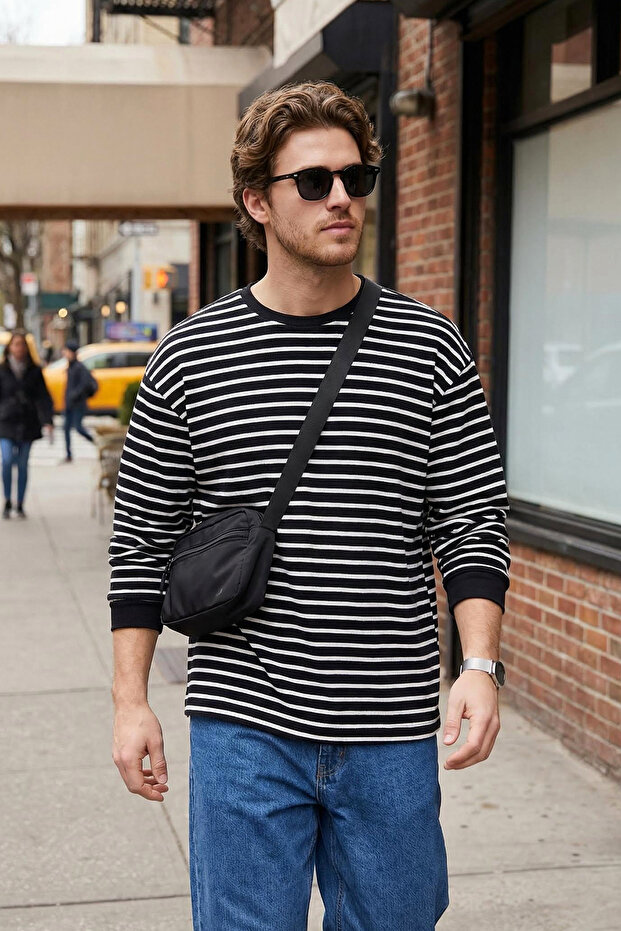 Siyah-Beyaz Oversize/Geniş Kesim Yumuşak Dokulu Çizgili Şardonsuz Sweatshirt TMNAW25SW00169 - 1