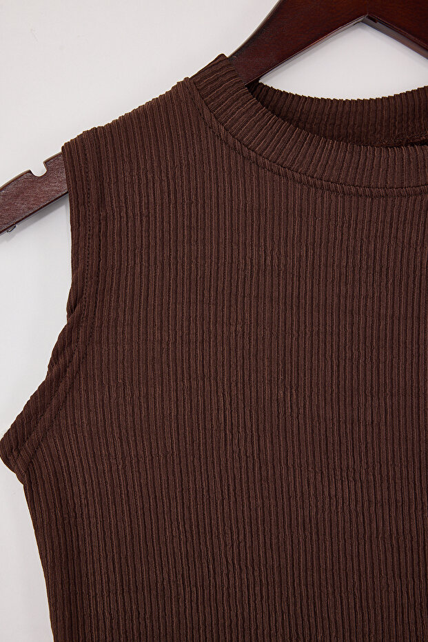 Kahverengi Bodycon Dik Yaka Kolsuz Volanlı/Fırfırlı Dokulu Örme Elbise TWOSS26EL00038 - 6