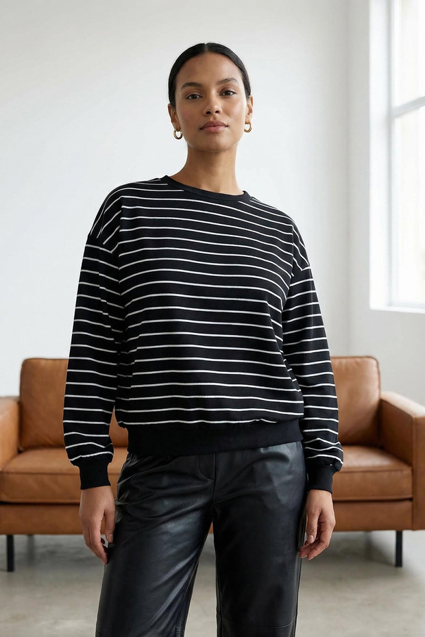 Siyah 2 İplik Bisiklet Yaka Çizgili Regular Örme Sweatshirt TWOAW25SW00324 - 1