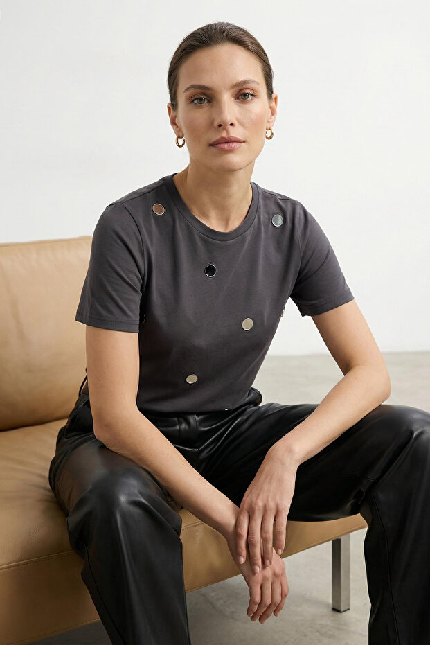 Antrasit %100 Kalın Pamuklu Regular/Normal Kalıp Ayna Aksesuarlı Örme T-Shirt TWOSS25TS00091 - 1