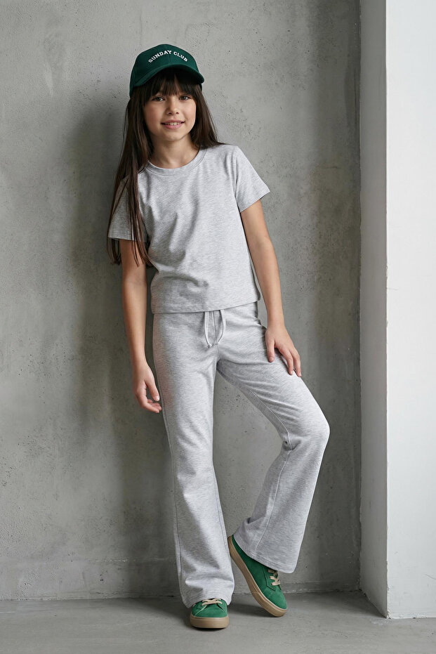 Gri Pamuklu Düz Esnek Tshirt ve Flare/İspanyol Paça Taytlı Örme Alt-Üst Takım TKDSS25AU00136 - 4