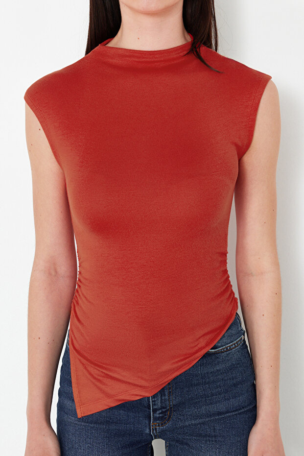 Kırmızı Dik Yaka Büzgü/Drape Detaylı Fitted/Vücuda Oturan Asimetrik Örme Bluz TWOSS24BZ00534 - 5