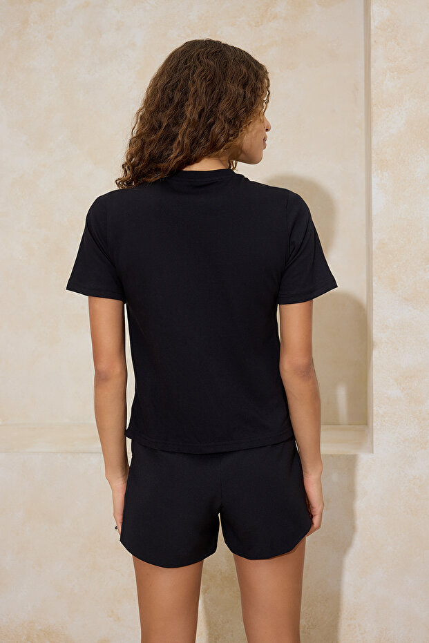 Siyah Regular/Normal Kalıp Aksesuar Detaylı Tok %100 Pamuk Örme T-Shirt TWOSS26TS00007 - 4