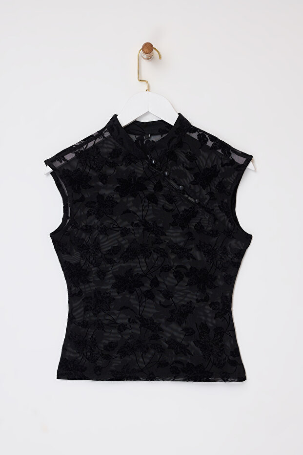 Siyah Floklu Çiçekli Fitted/Vücuda Oturan Kolsuz Çin Düğmeli Dantel Örme Bluz TWOSS26BZ00195 - 5