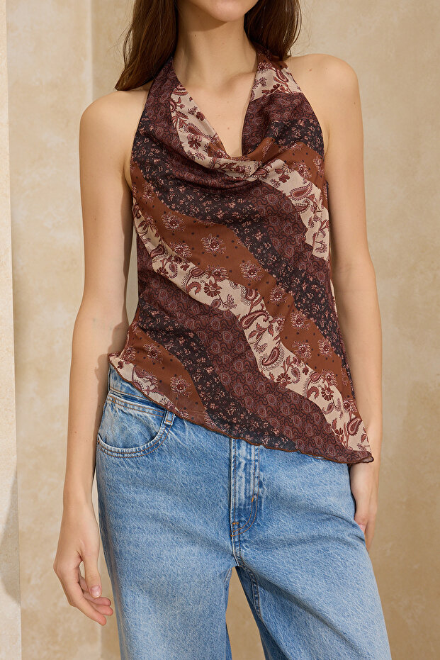 Çok Renkli Şal Desen Boho Chic Vücuda Oturan Degaje Yaka Kolsuz Düğmeli Tül Örme Bluz TWOSS26BZ00038 - 3