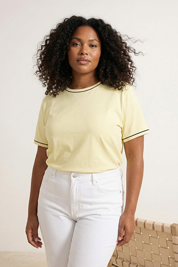 Sarı Bisiklet Yaka Biye Detaylı Basic Büyük Beden T-shirt TBBSS25BF00050 - 2