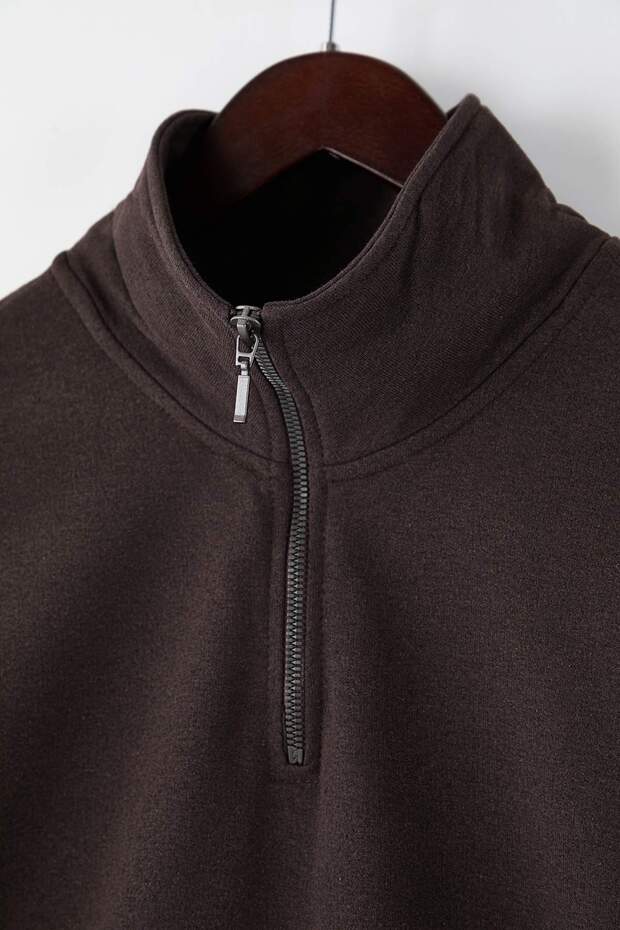 Koyu Kahverengi Oversize/Geniş Dik Yaka Fermuarlı Etiketli İçi Polarlı Sweatshirt TMNAW25SW00168 - 7