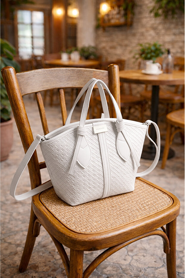 Women's White Zippered Lined Hand and Shoulder Bag