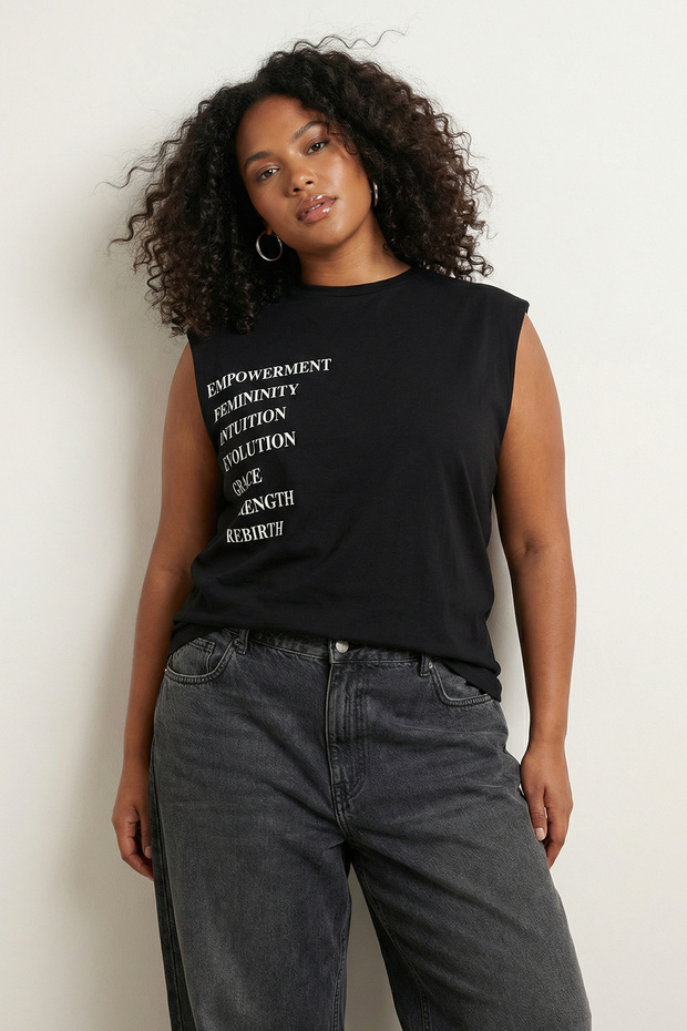 Siyah Bisiklet Yaka Vatkalı Büyük Beden Örme T-Shirt TBBSS26BF00004 - 3