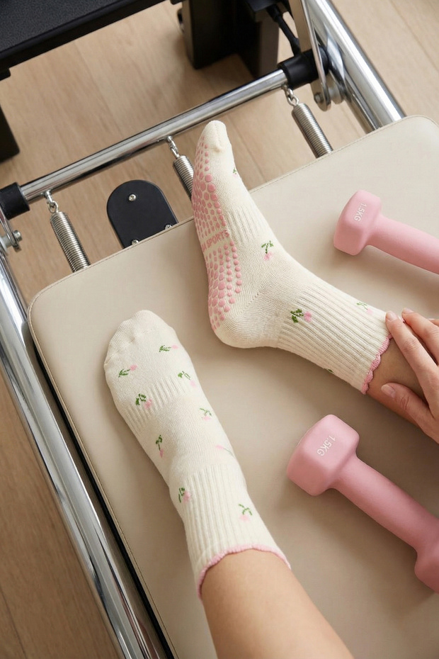 Ekru-Pembe Pamuklu Çiçekli Kaydırmaz Havlu Tabanlı Yoga/Pilates Örme Çorap THMAW26CO00019 - 1