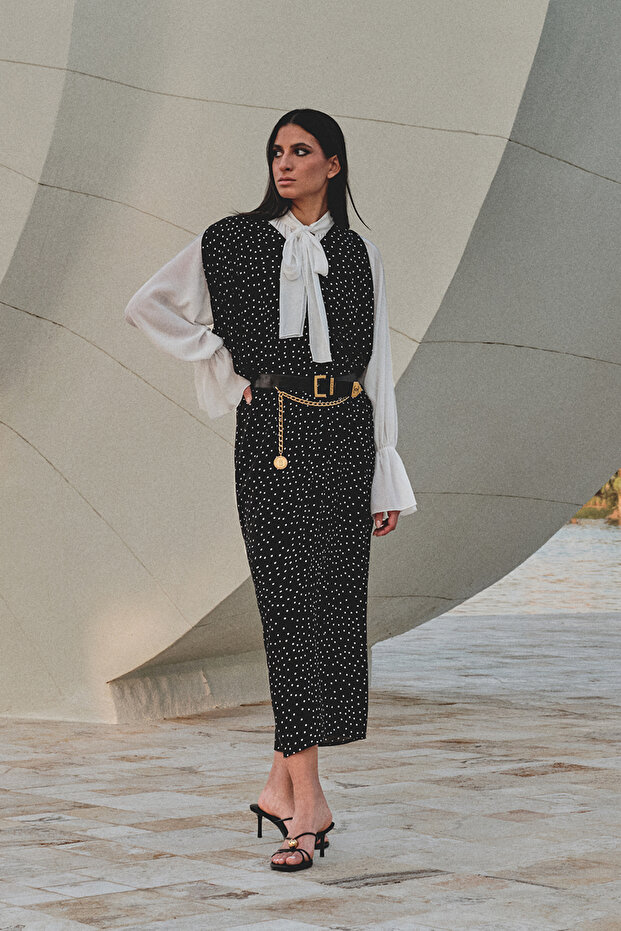 Nasiba Hafiz x Trendyol Collection Siyah Viskon Kumaş Puantiye Desen Dokuma Elbise TCTSS26KF00004