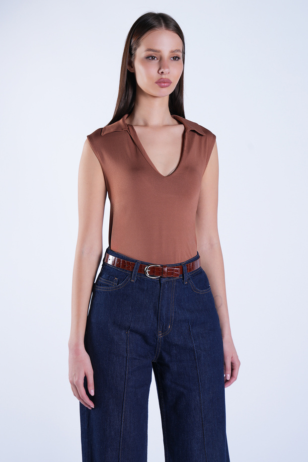 Brown Polo Collar Sleeveless Blouse with Low-Cut Chest Alc-X15095