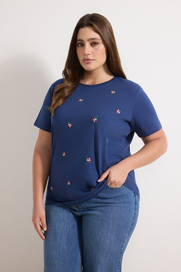 Indigo Relaxed Çiçek Nakış Detaylı %100 Pamuk Örme Büyük Beden T-shirt TBBSS24BF00029 - 1