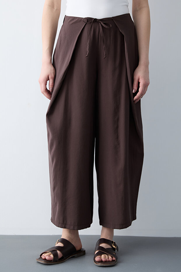 Kahverengi Dokuma Geniş Paça Kapama Detaylı Pantolon TWOSS26PL00080 - 3