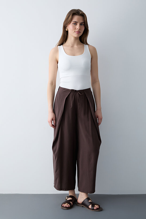 Kahverengi Dokuma Geniş Paça Kapama Detaylı Pantolon TWOSS26PL00080 - 1