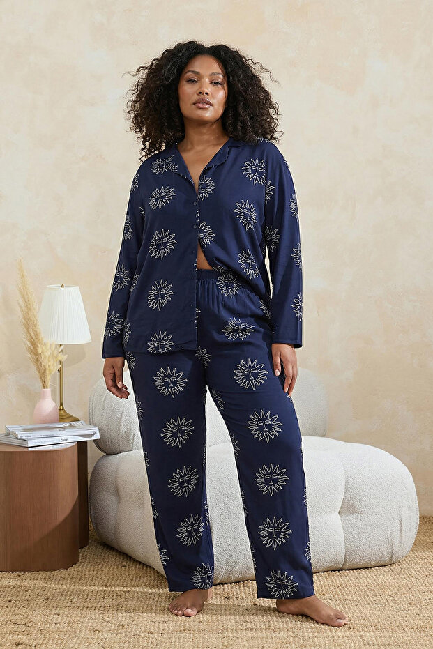 Güneş Desenli Viskon Dokuma Büyük Beden Pijama Takımı TBBAW26AI00013 - 1