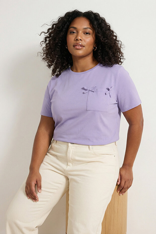 Lila Loose Fit Cepli Fiyonk Detaylı Büyük Beden T-shirt TBBSS25BF00030 - 1