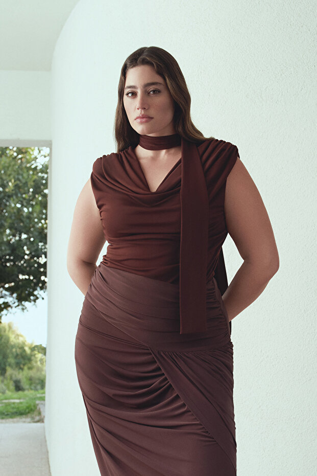 Limited Edition Kahverengi Degaje Yaka Fularlı Örme Büyük Beden Bluz TBBSS26AF00117 - 1