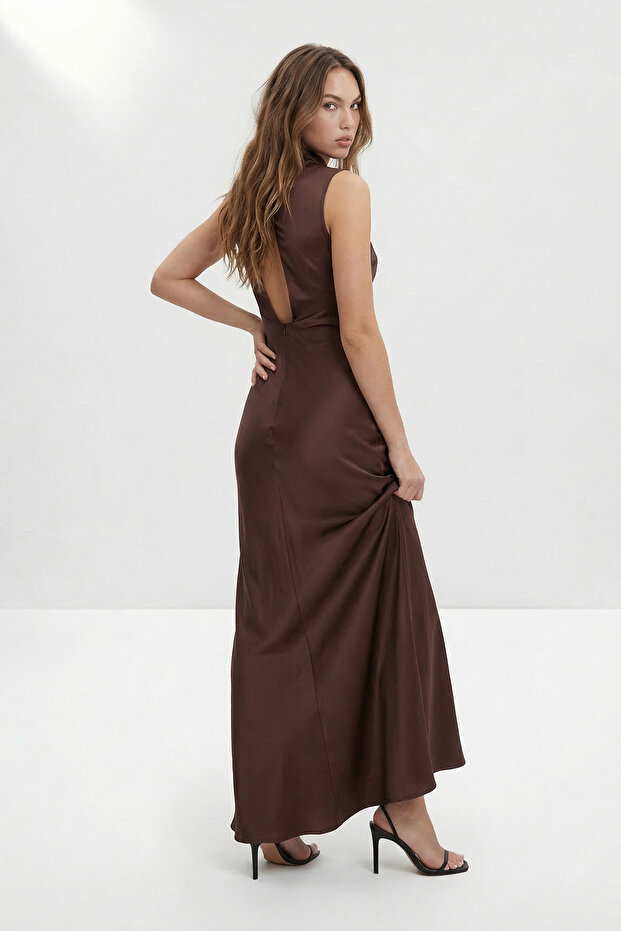 Kahverengi Düz Saten Maxi Abiye & Mezuniyet Elbisesi TPRSS26AE00168 - 1