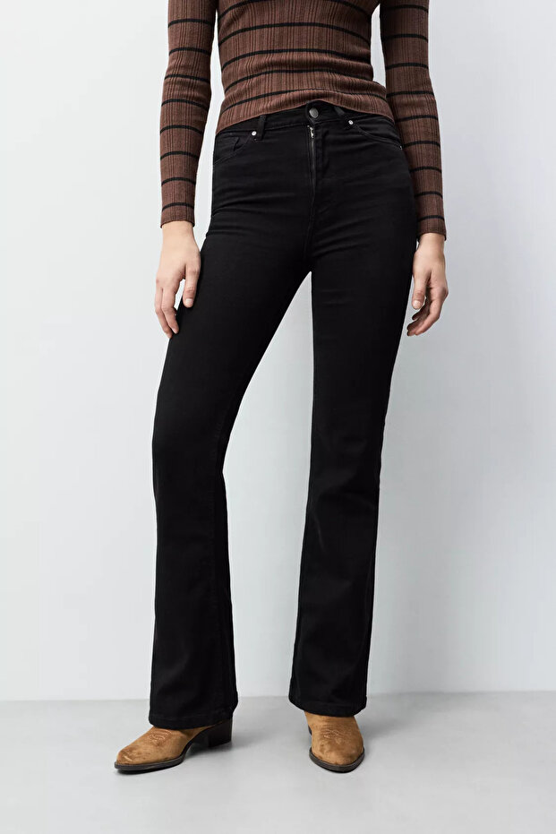 Woman Basic Flare Jeans - 2