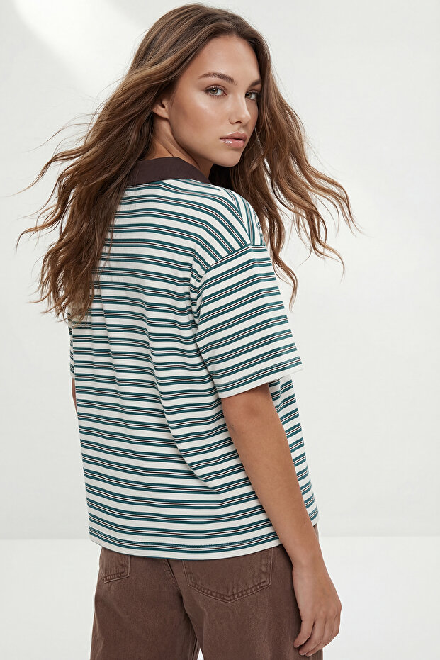 Yeşil Çizgili Oversize Kalıp Polo Yaka Dokuma Detaylı Tok İnterlok Örme T-Shirt TWOSS26TS00030 - 4
