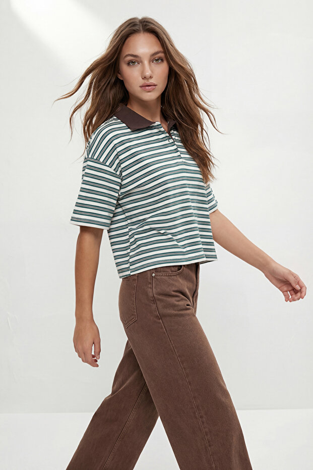 Yeşil Çizgili Oversize Kalıp Polo Yaka Dokuma Detaylı Tok İnterlok Örme T-Shirt TWOSS26TS00030 - 2