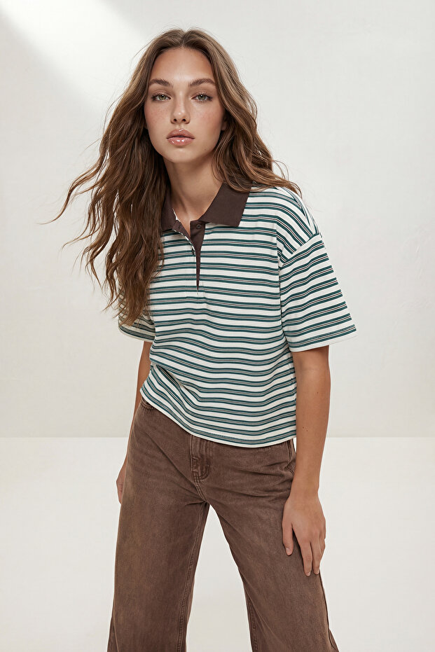 Yeşil Çizgili Oversize Kalıp Polo Yaka Dokuma Detaylı Tok İnterlok Örme T-Shirt TWOSS26TS00030 - 3