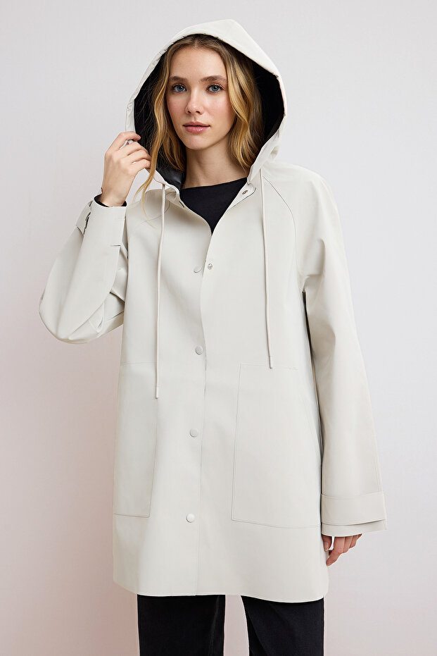 Ekru Oversize Su Geçirmez Kapüşonlu Uzun Yağmurluk & Rüzgarlık TWOSS26YR00000 - 3