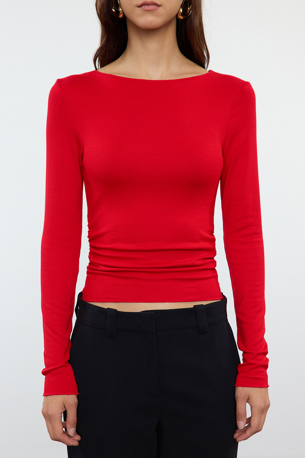 Kırmızı Viskon/Yumuşak Kumaşlı Fitted Büzgü/Drape Detaylı Kayık Yaka Esnek Örme Bluz TWOAW25BZ00225 - 3