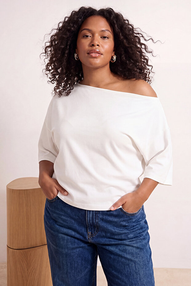 Ekru Relaxed Kayık Yaka Yarasa Kol Truvakar Crop Soft Touch Örme Büyük Beden Bluz TBBSS26AF00168 - 2