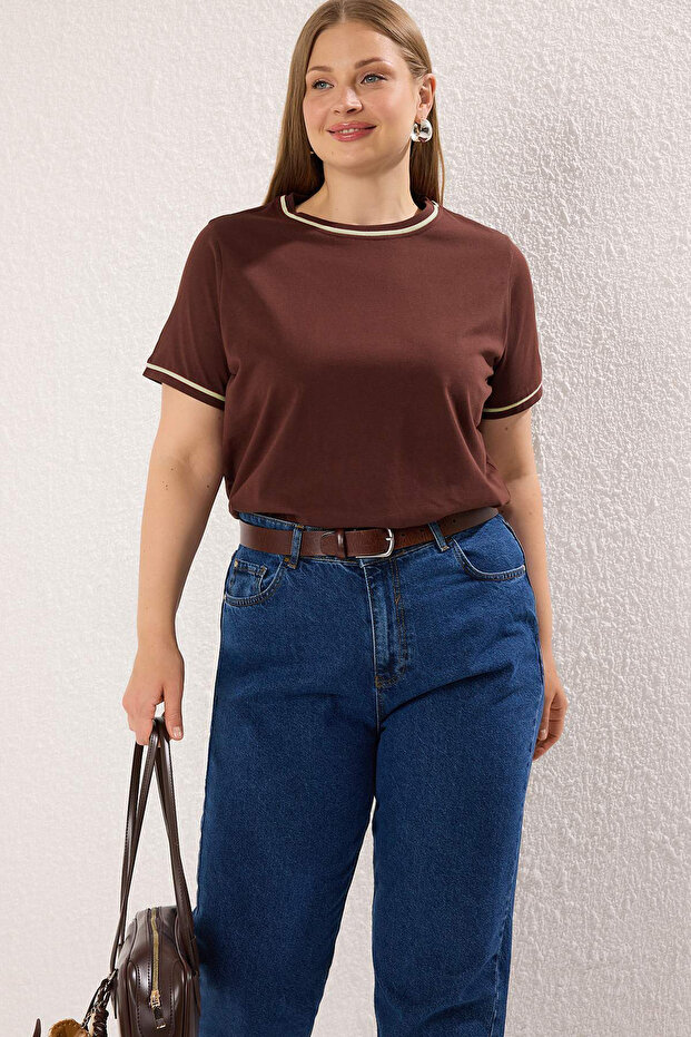 Kahverengi Bisiklet Yaka Biye Detaylı Basic Büyük Beden T-shirt TBBSS25BF00050 - 1