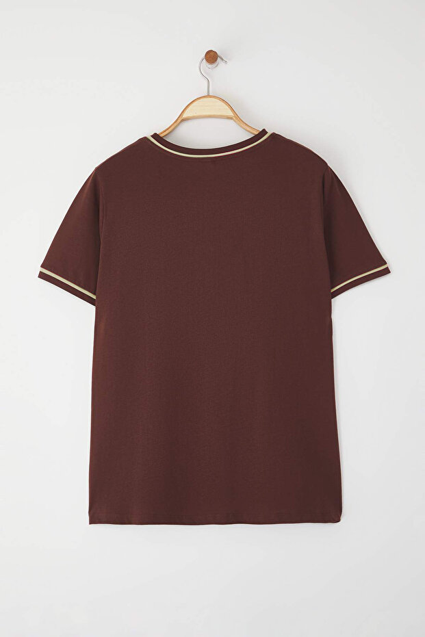 Kahverengi Bisiklet Yaka Biye Detaylı Basic Büyük Beden T-shirt TBBSS25BF00050 - 8