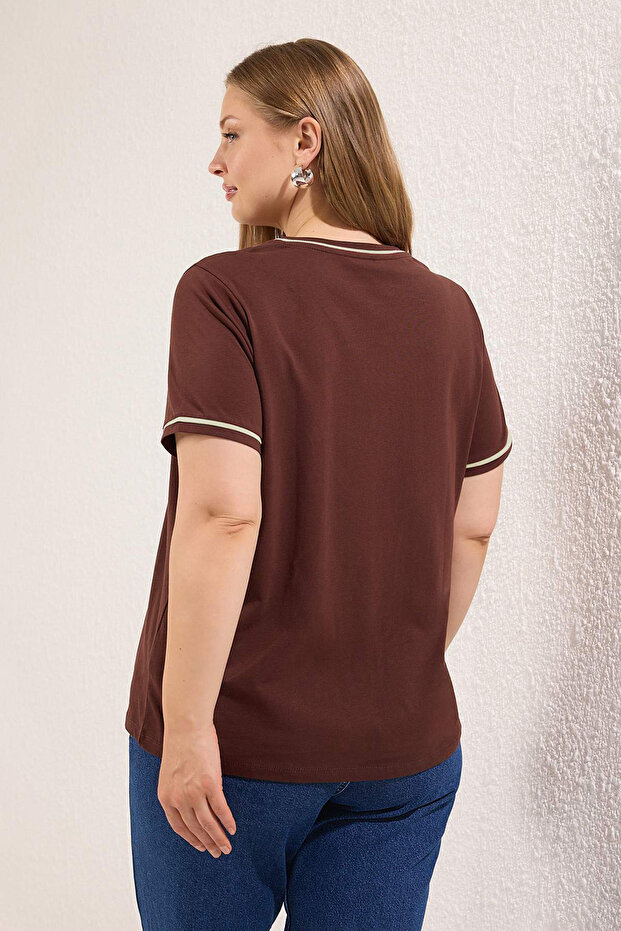 Kahverengi Bisiklet Yaka Biye Detaylı Basic Büyük Beden T-shirt TBBSS25BF00050 - 4