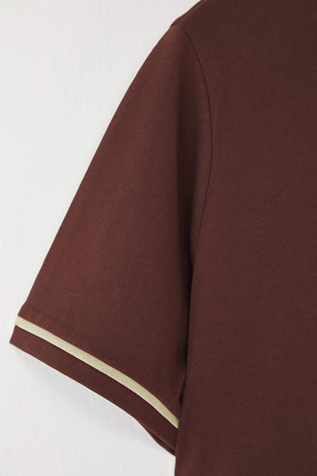 Kahverengi Bisiklet Yaka Biye Detaylı Basic Büyük Beden T-shirt TBBSS25BF00050 - 7