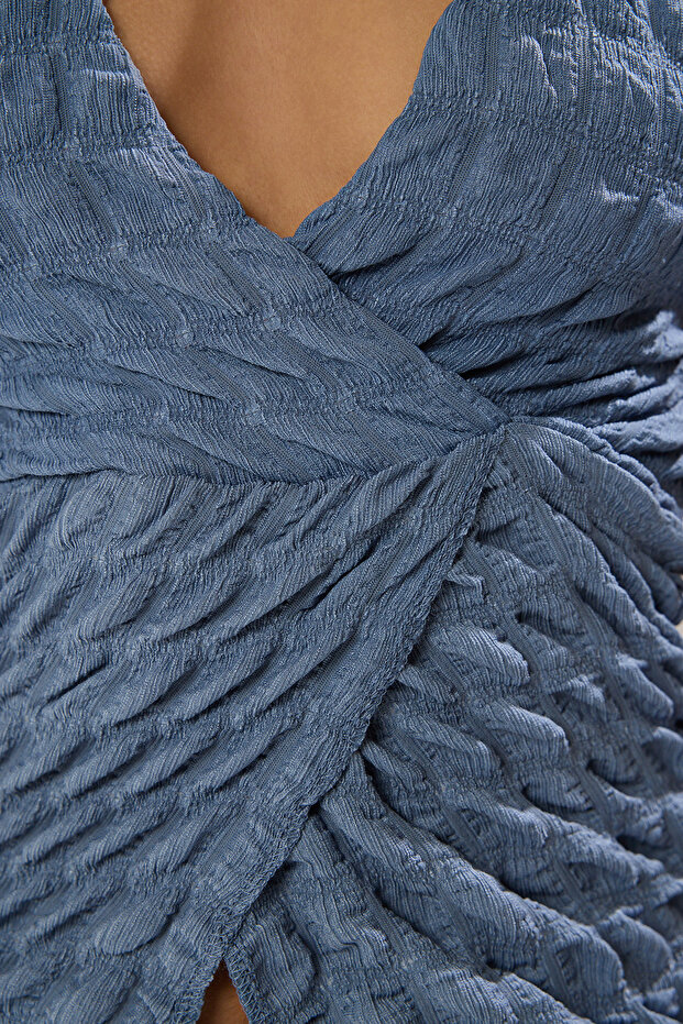 Indigo Dokulu Boyundan Bağlamalı Crop Büzgülü Örme Bluz TWOSS24BZ00389 - 3