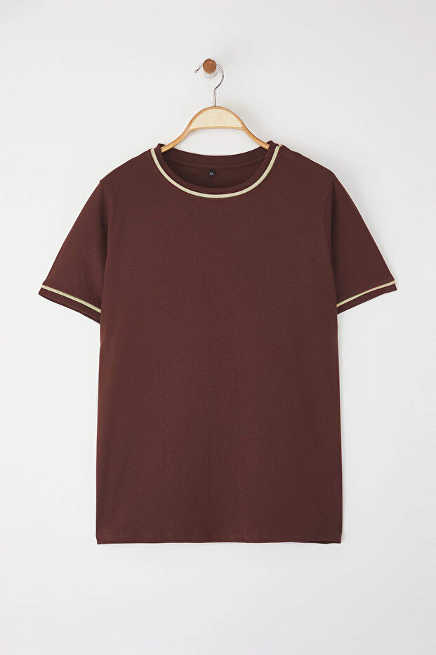 Kahverengi Bisiklet Yaka Biye Detaylı Basic Büyük Beden T-shirt TBBSS25BF00050 - 5