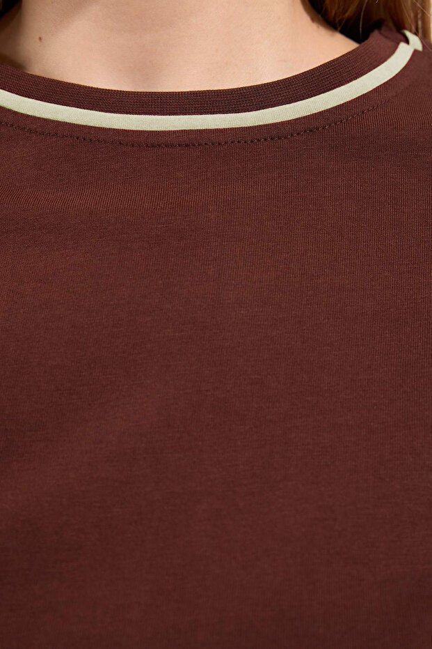 Kahverengi Bisiklet Yaka Biye Detaylı Basic Büyük Beden T-shirt TBBSS25BF00050 - 3