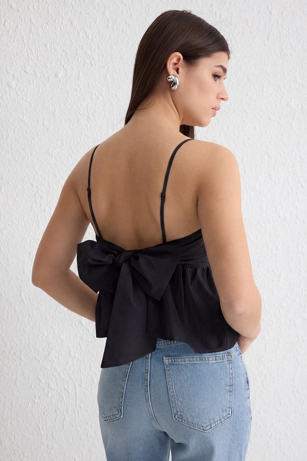 Siyah Sırtta Kurdele Bağlama Detaylı Askılı Crop Dokuma Bluz TWOSS25BZ00120 - 5
