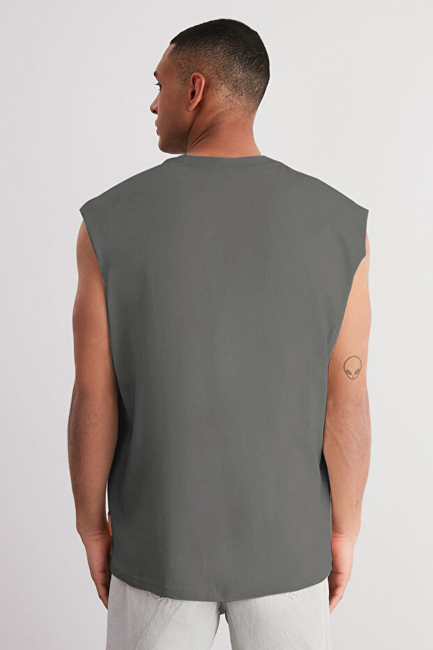 Gri Oversize/Geniş Kesim Kabarık Yazı Baskılı Etiketli Sıfır Kol T-Shirt/Atlet TMNSS24AL00005 - 6