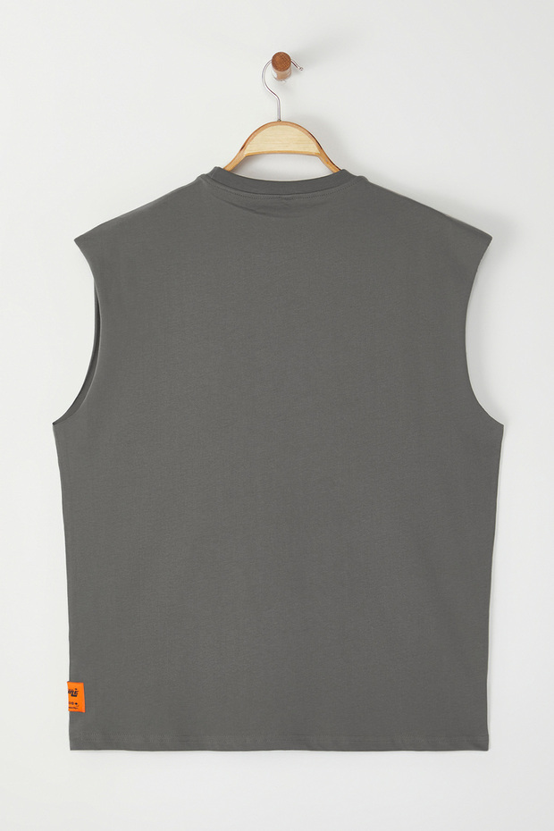 Gri Oversize/Geniş Kesim Kabarık Yazı Baskılı Etiketli Sıfır Kol T-Shirt/Atlet TMNSS24AL00005 - 10