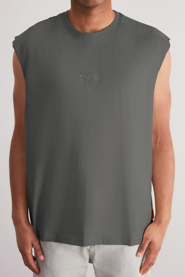 Gri Oversize/Geniş Kesim Kabarık Yazı Baskılı Etiketli Sıfır Kol T-Shirt/Atlet TMNSS24AL00005 - 4