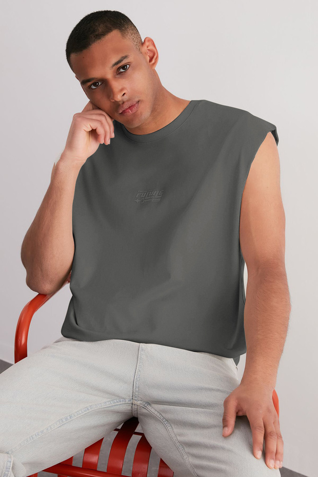 Gri Oversize/Geniş Kesim Kabarık Yazı Baskılı Etiketli Sıfır Kol T-Shirt/Atlet TMNSS24AL00005 - 2