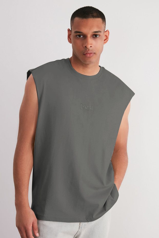 Gri Oversize/Geniş Kesim Kabarık Yazı Baskılı Etiketli Sıfır Kol T-Shirt/Atlet TMNSS24AL00005 - 3