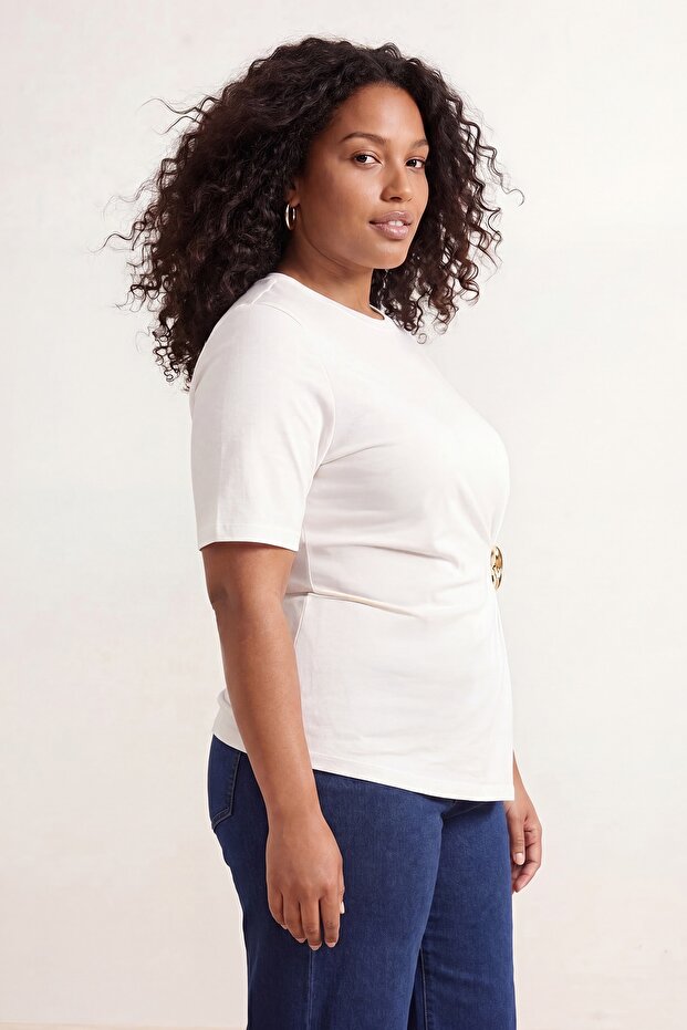 Ekru Aksesuar Detaylı Tok Örme Kumaş Büyük Beden T-shirt Bluz TBBSS26AF00046