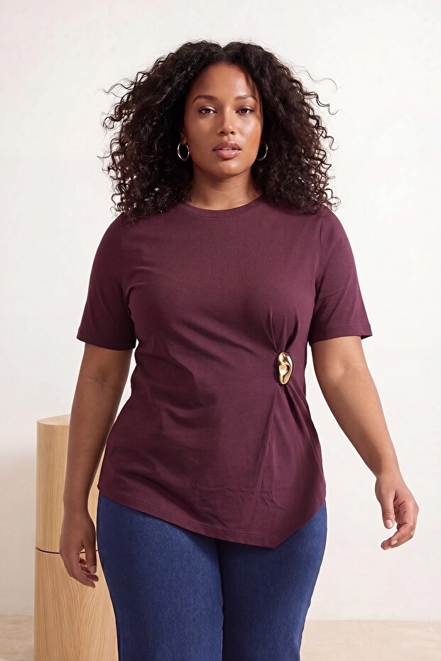 Mürdüm Aksesuar Detaylı Tok Örme Kumaş Büyük Beden T-shirt Bluz TBBSS26AF00046