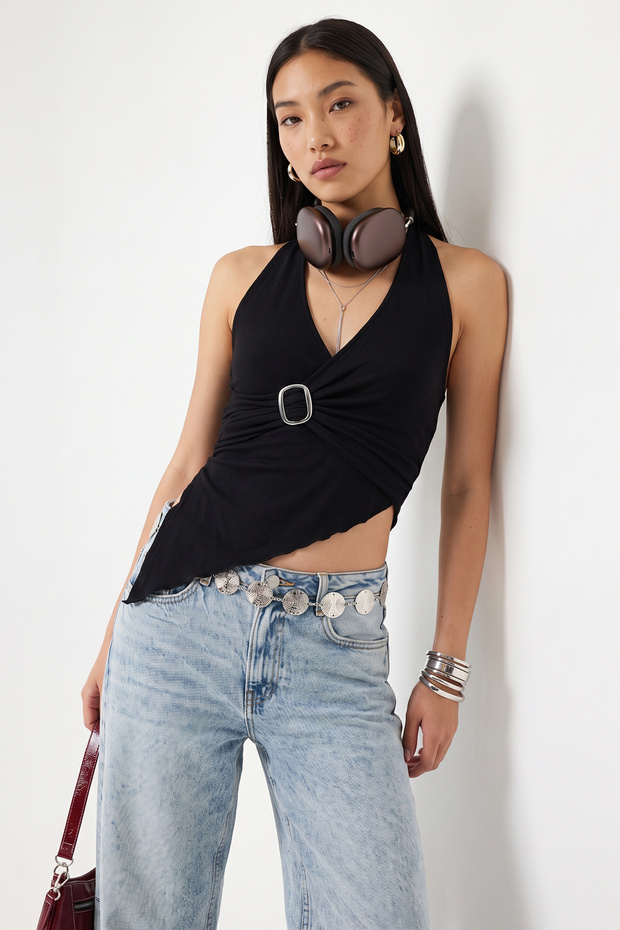 Siyah Kruvaze Yaka Aksesuar Detaylı Örme Party Bluz TPRSS25BZ00048 - 3