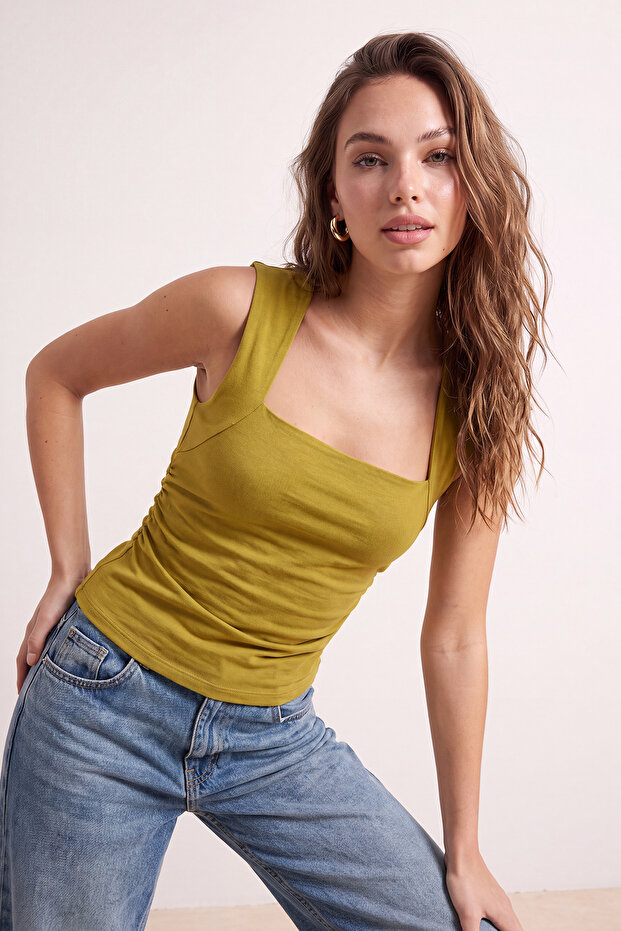 Yağ Yeşili Düz Kare Yaka Askılı Büzgülü Fitted/Vücuda Oturan Esnek Örme Bluz TWOSS24BZ00400 - 2