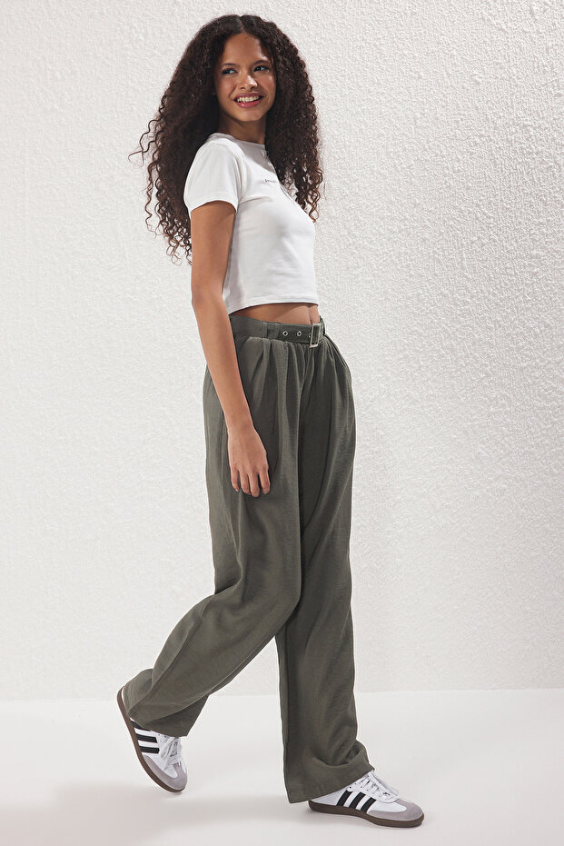 Haki Modal Yumuşak Tuşeli Kemerli Wide Leg/Geniş Paça Pantolon TWOSS25PL00112 - 1