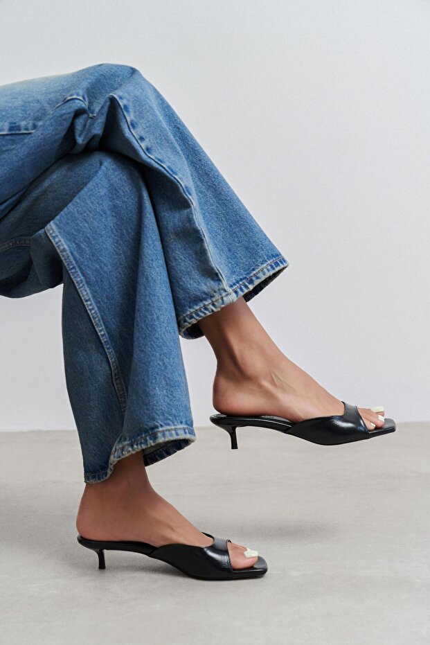 Hazel Black Rustic Patterned Blunt Toe Women's Thin Heeled Slippers