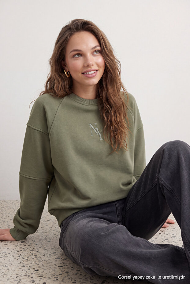 Haki Bisiklet Yaka Regular Fit Nakışlı Kalın İçi Polarlı Örme Sweatshirt TWOAW24SW00199